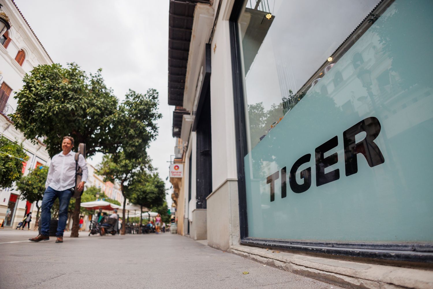 Detalle de la facha de Tiger, que niega que vaya a marcharse de la calle Larga.