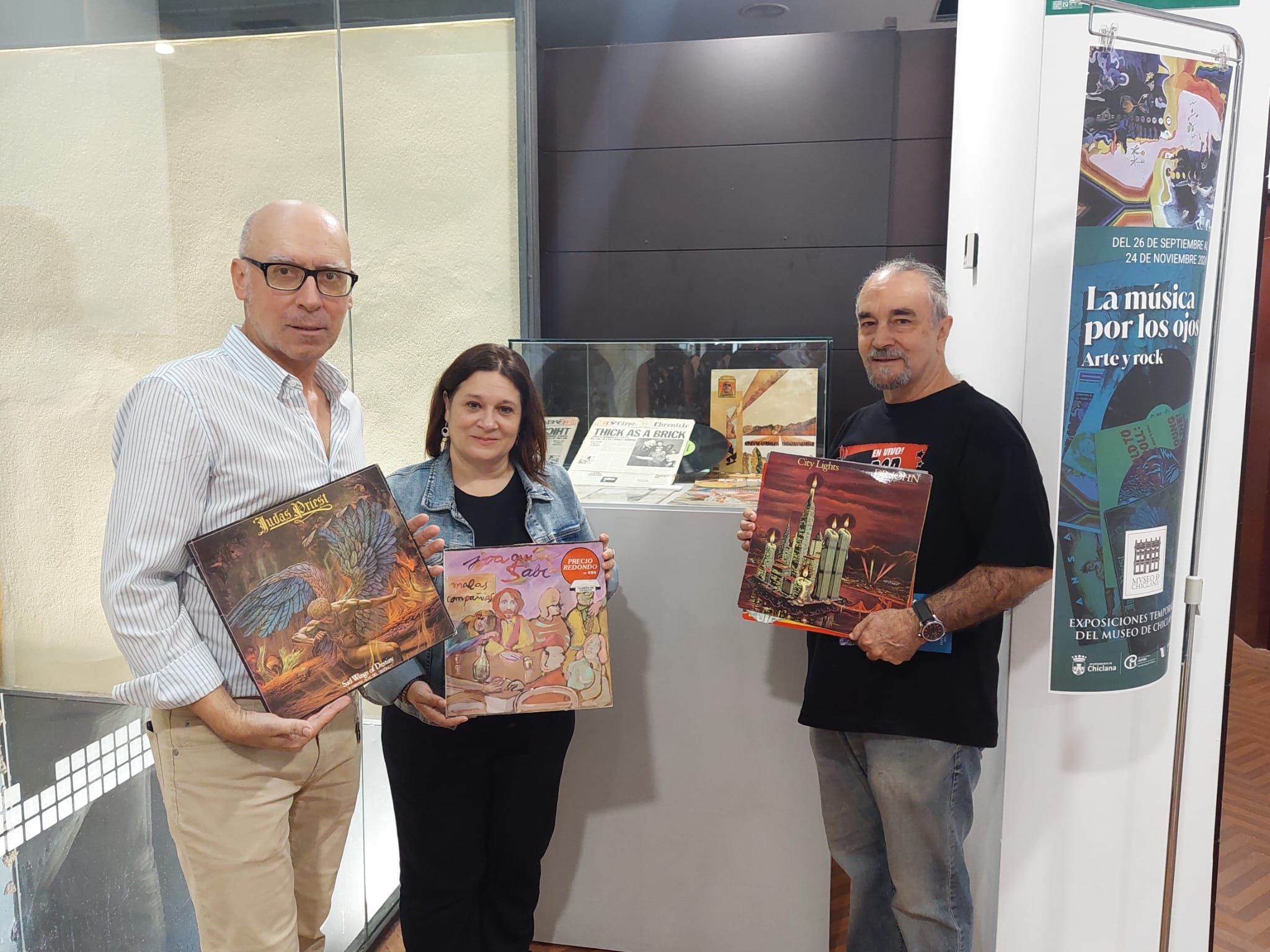 Chiclana inaugura una curiosa exposición de portadas de discos.