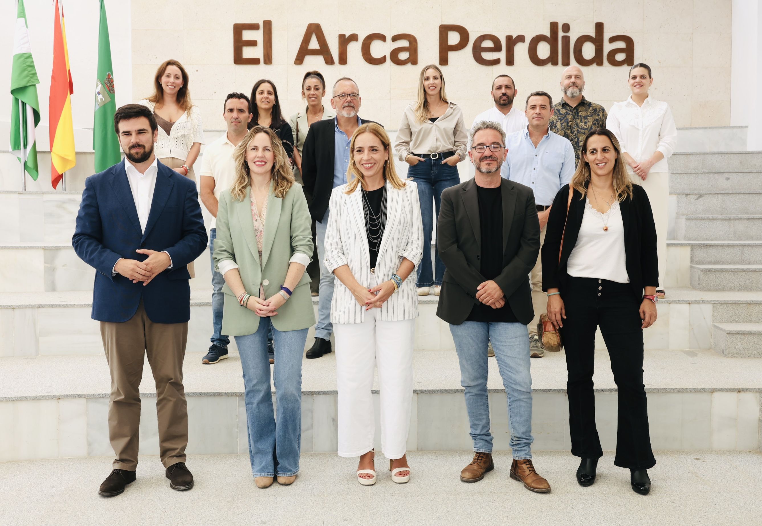 Las autoridades asistentes, junto a concejales policheros y el promotor de la idea, José Landi, en las gradas del nuevo anfiteatro.   NACHO FRADE