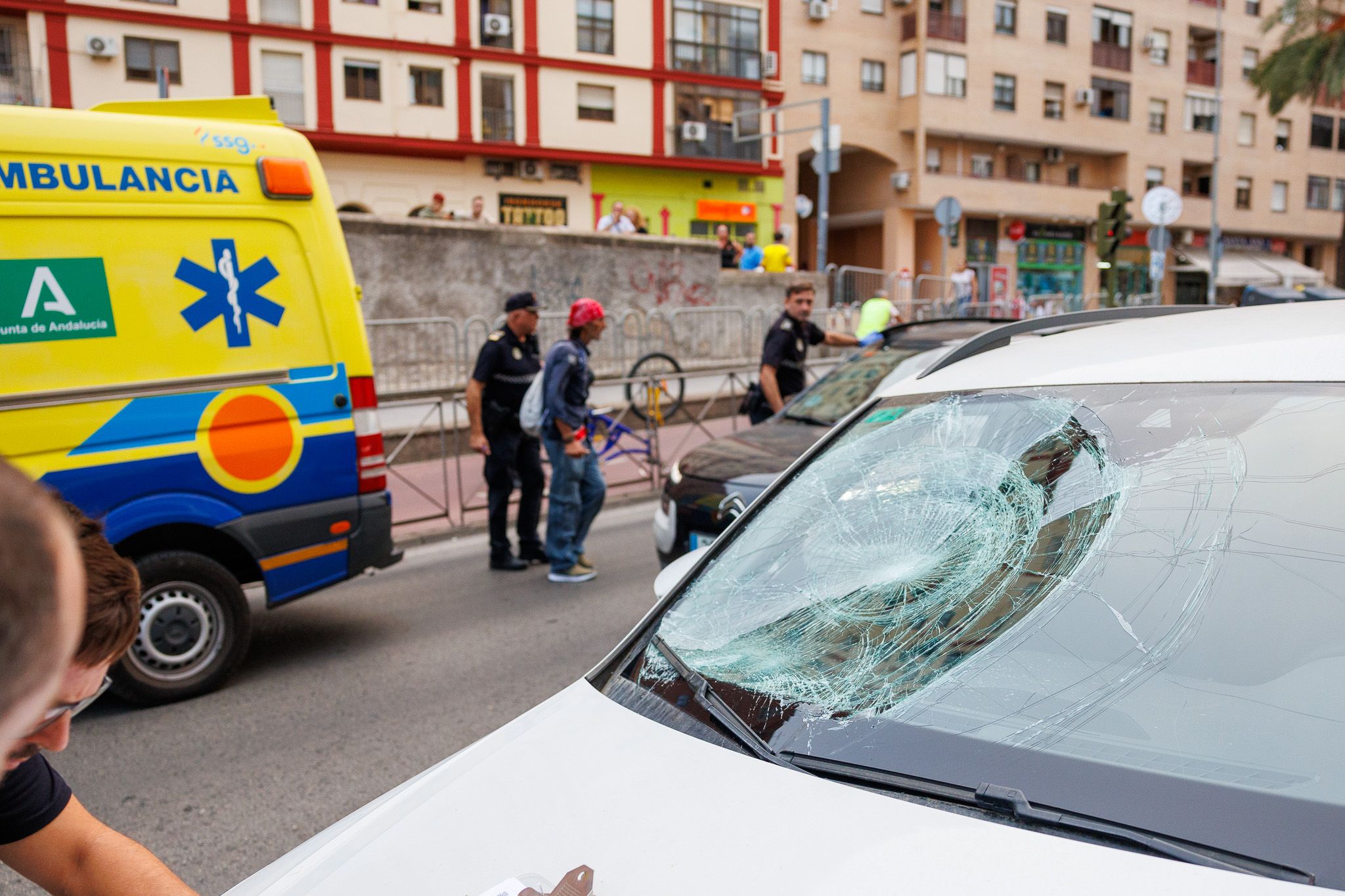 Así quedó el coche sobre el que cayó el ciclista junto a la rotonda del Minotauro.