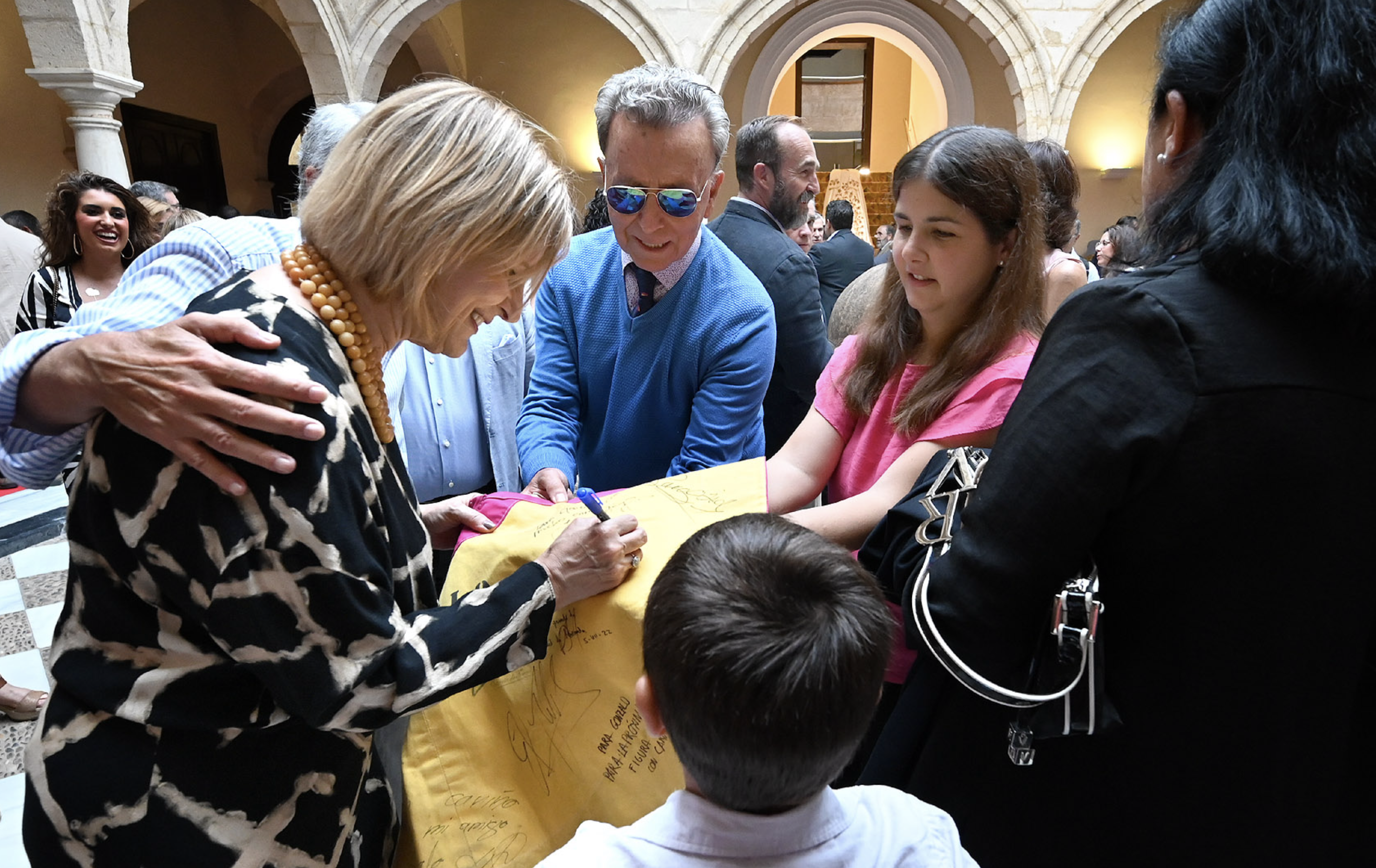 La alcaldesa María José García-Pelayo firma un capote junto a Ortega Cano.