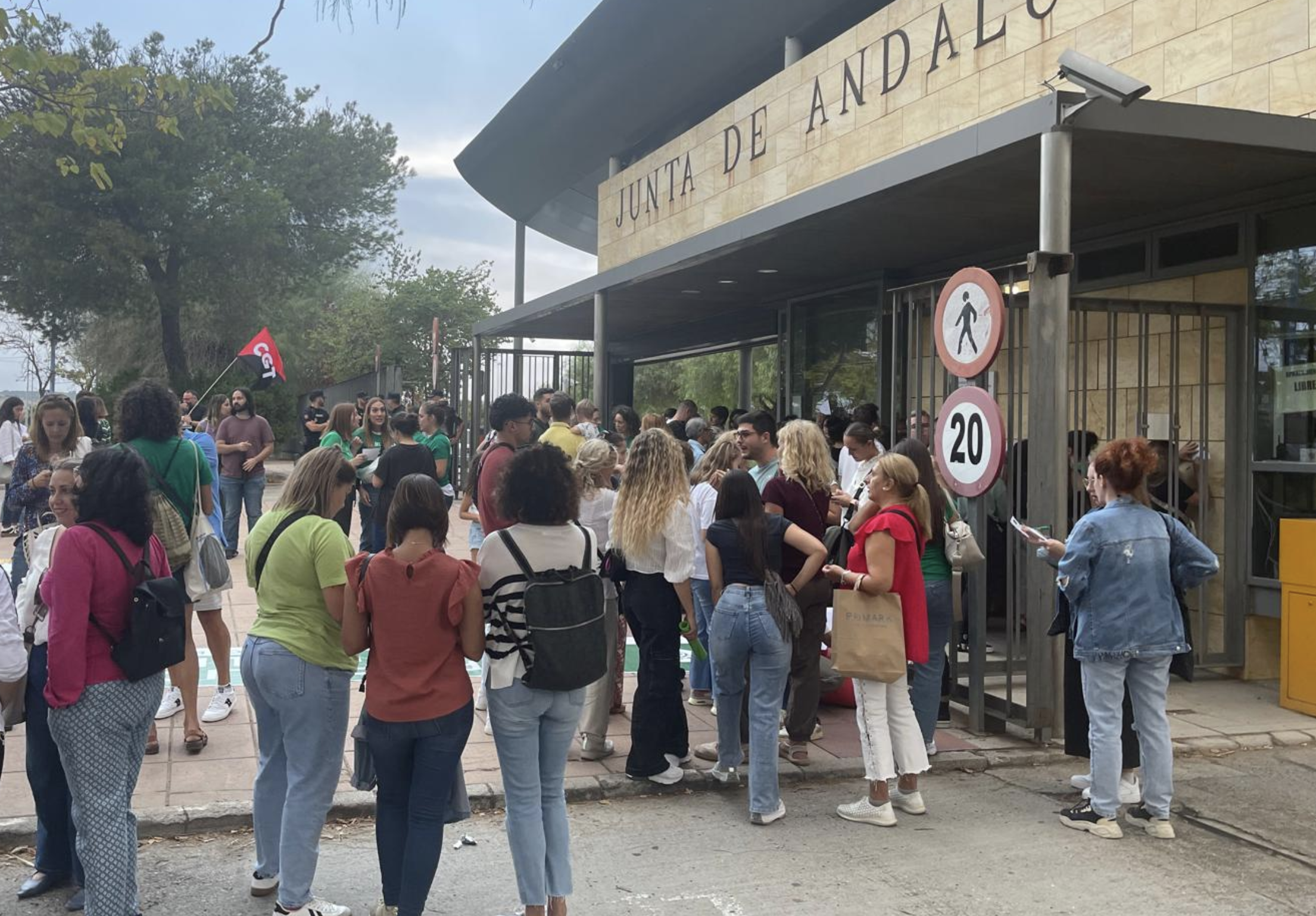 Concentración en Sevilla de docentes y especialistas de la educación pública andaluza.