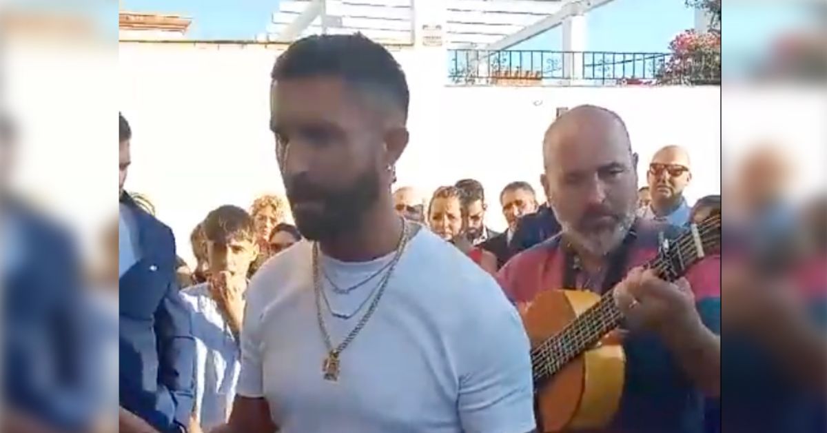 Paco 'Pellejo', durante su actuación en una boda a las puertas de una iglesia.