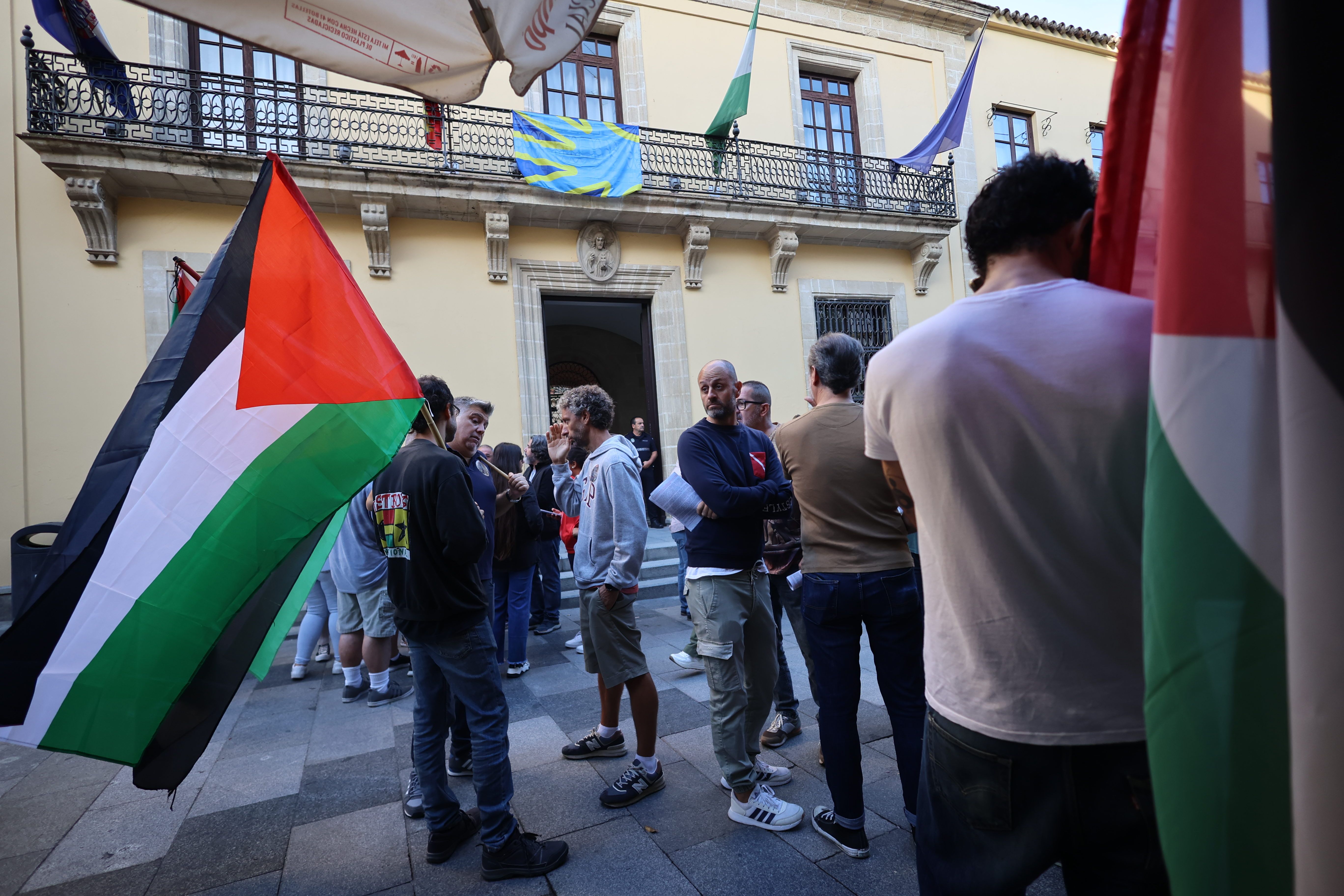 Concentración por Palestina a las puertas del Ayuntamiento de Jerez.