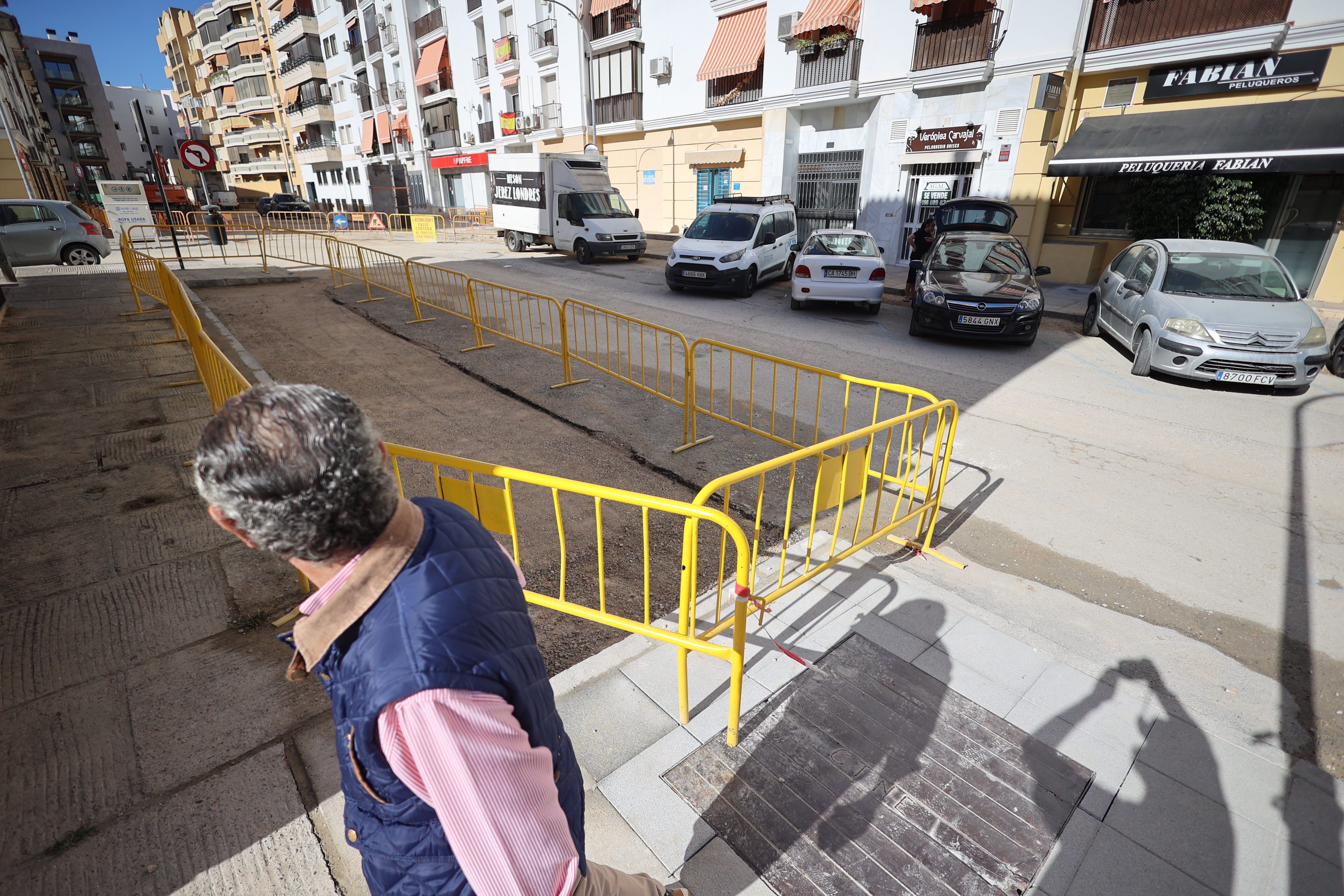 Un vecino pasea por el entorno de las obras que se desarrollan en la plaza Madrid, en Puerta Sevilla, pleno centro de Jerez.