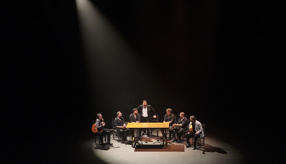 José Valencia junto a elenco de artistas que le acompañaban en la XXIII Bienal de Flamenco de Sevilla.