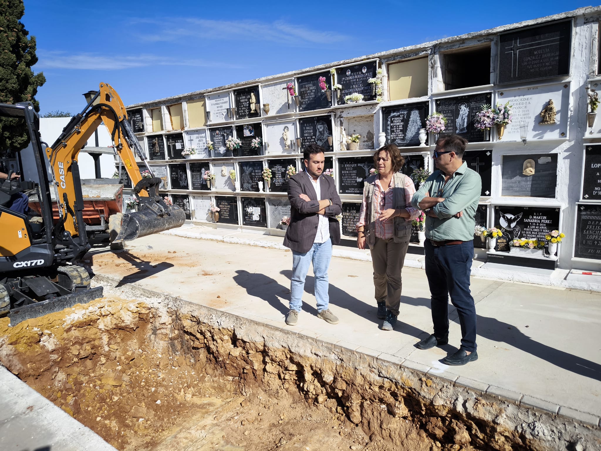 Visita al cementerio por parte de las autoridades municipales de Alcalá de Guadaíra.