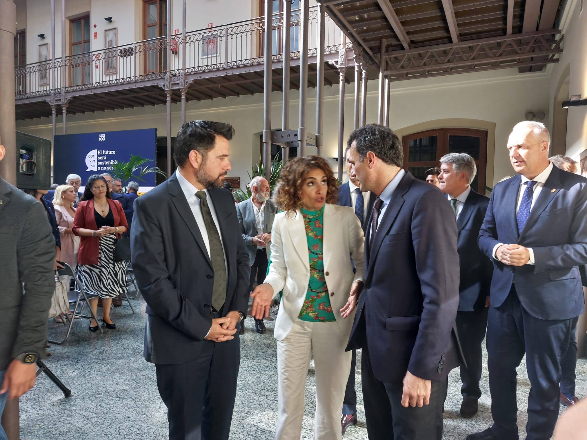 El delegado Fran González, la vicepresidenta Montero y el alcalde de Cádiz en el Palacio de Congresos.