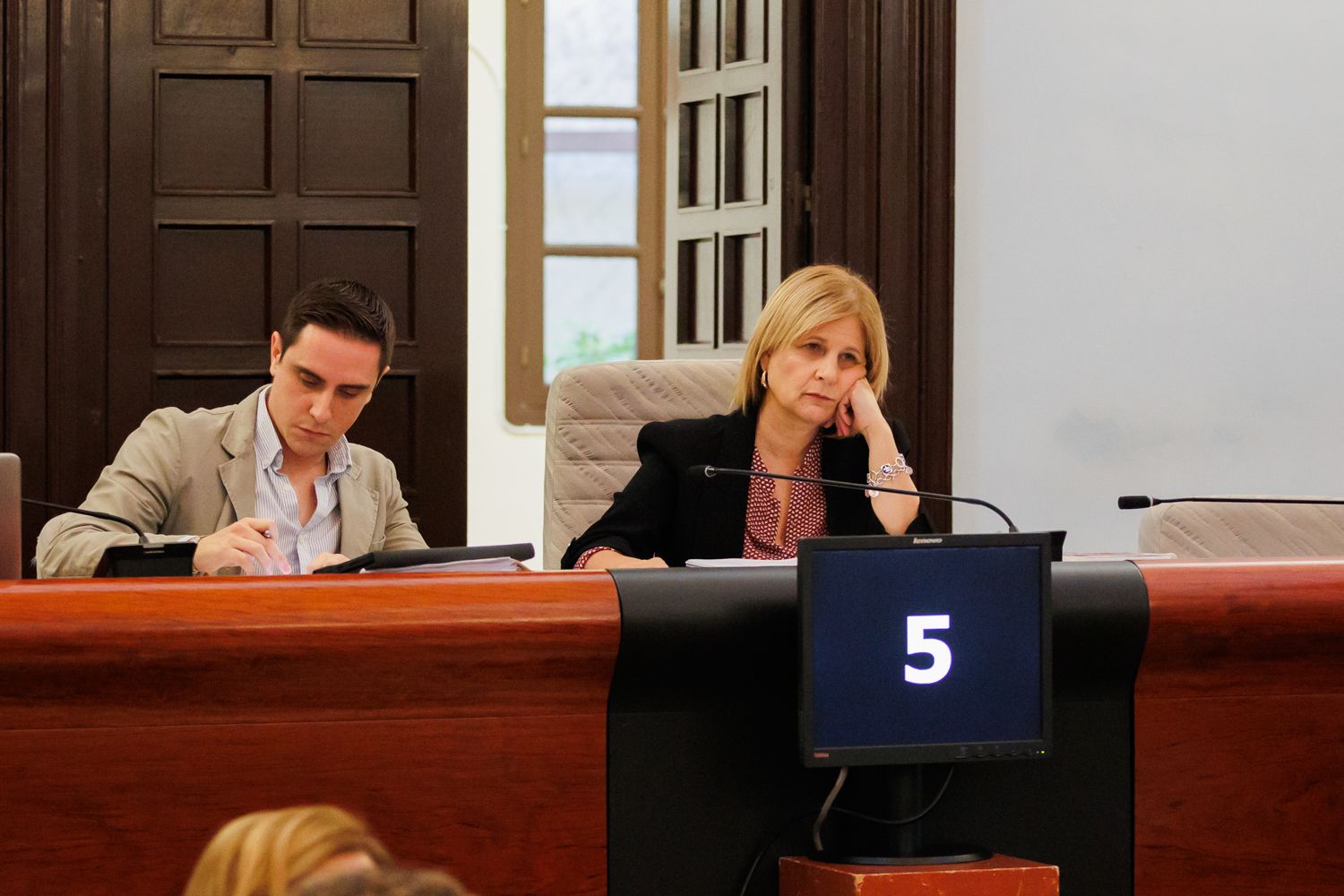 La alcaldesa de Jerez, María José García-Pelayo, con el teniente de alcaldesa Jaime Espinar, en un pleno.