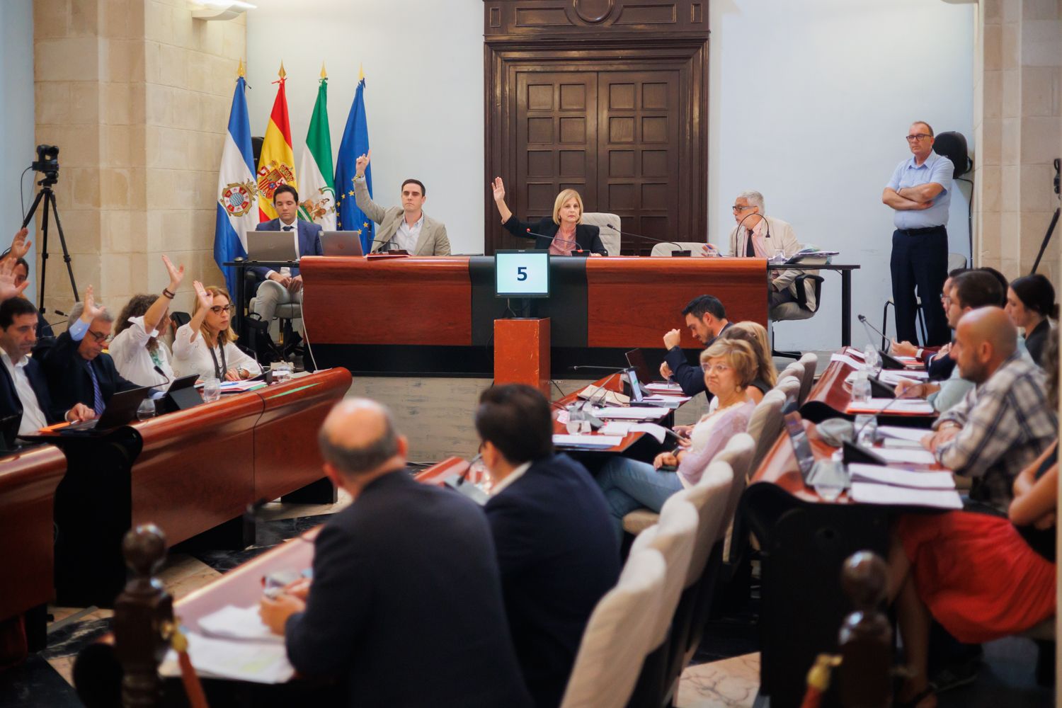 El grupo popular votando a favor durante el pleno de Jerez de septiembre.