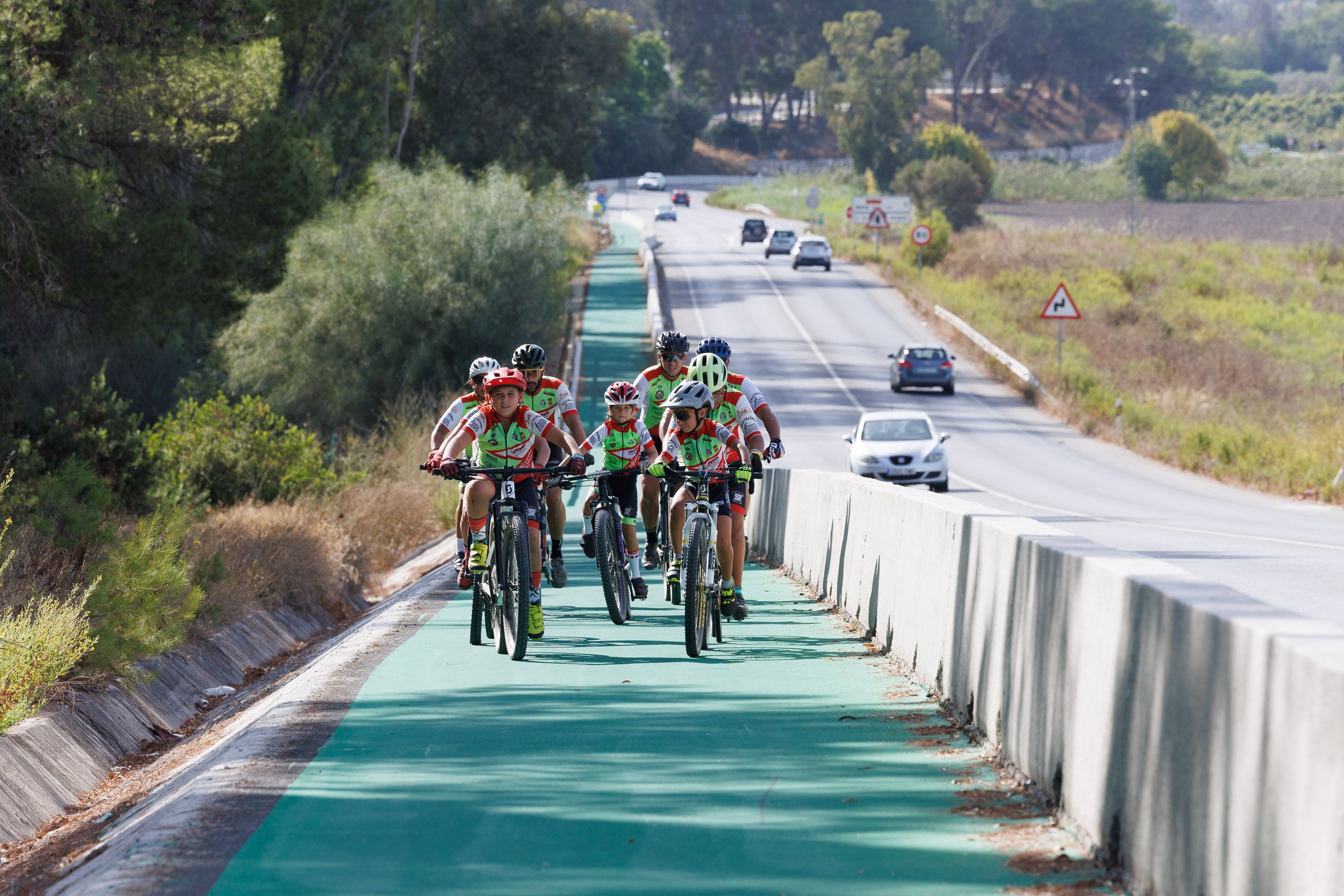 Ciclistas circulando por el carril bici que une Jerez y La Barca de la Florida.