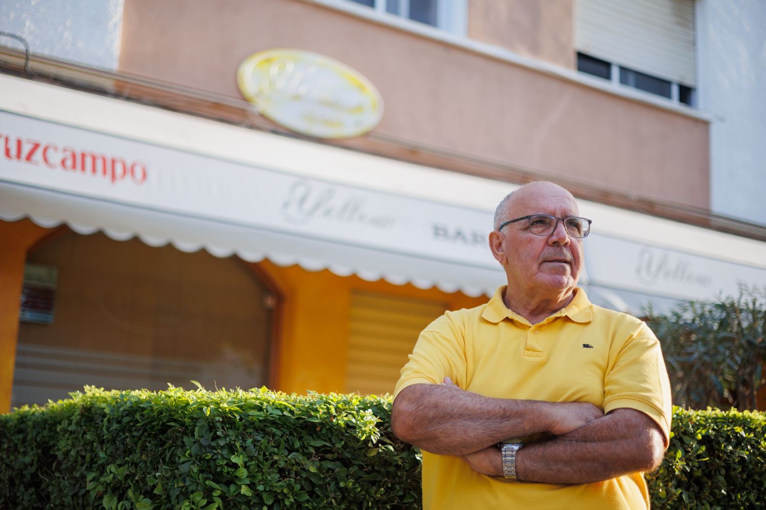 Antonio Rivera, delante del bar Yellow, que ha cerrado tras 42 años en Vallesequillo.