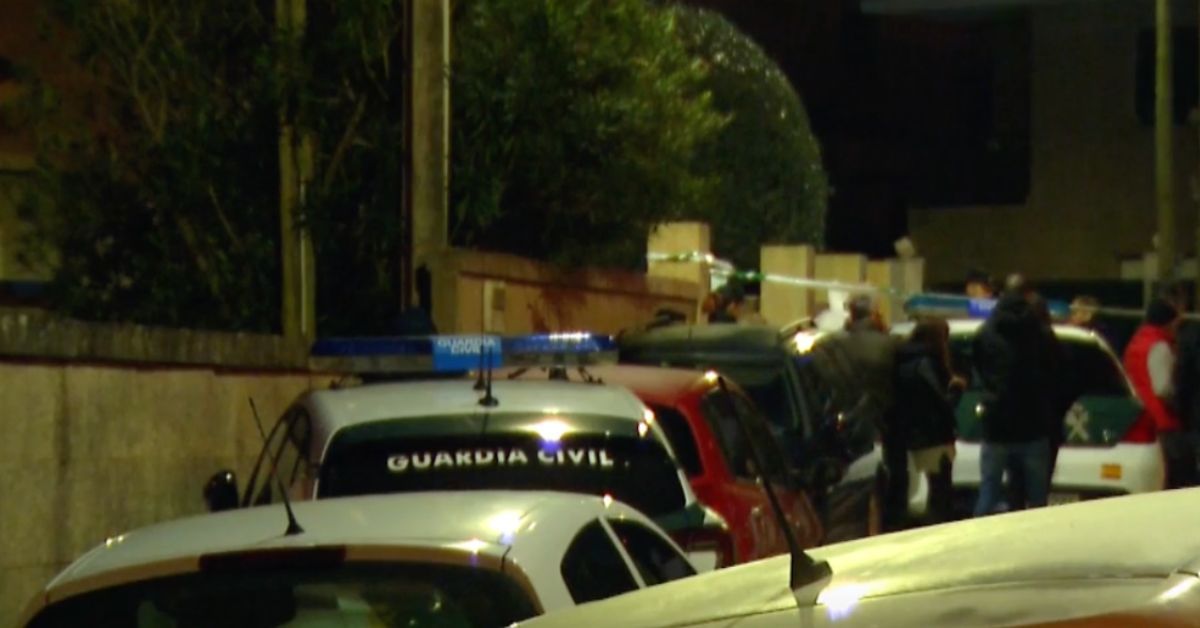 La Guardia Civil, en la entrada a la casa donde un hombre ha matado a su suegrea.