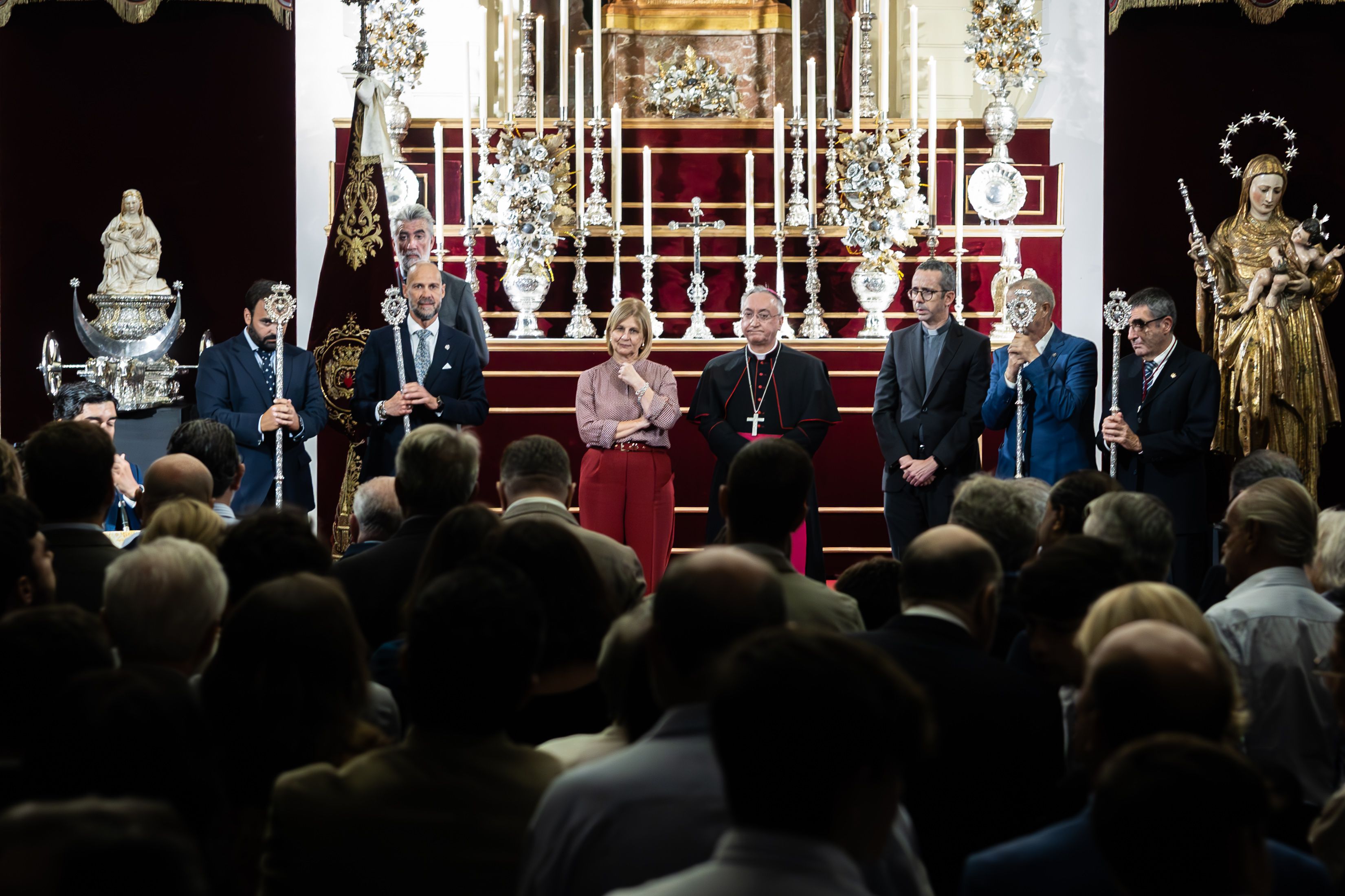 Acto apertura de la exposición 'Myriam', al hilo de la Magna, con una capilla llena de público y ante el altar mayor las autoridades asistentes. 