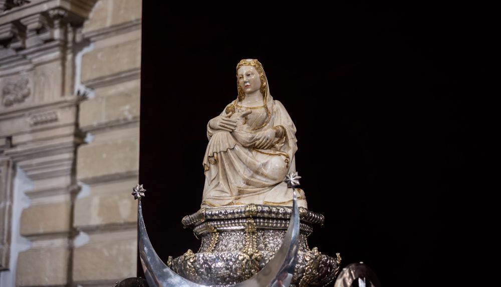 La Viegen de Consolación en la muestra y situada en el presbiterio por su condición de copatrona de Jerez. 