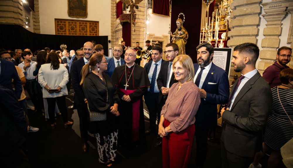 Obispo, alcaldesa, presidente conversando con algunos de los que han montado la exposición. 