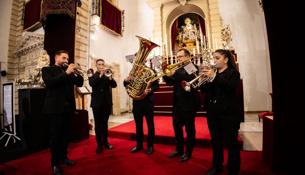 El quinteto de viento que puso la música el acto. 