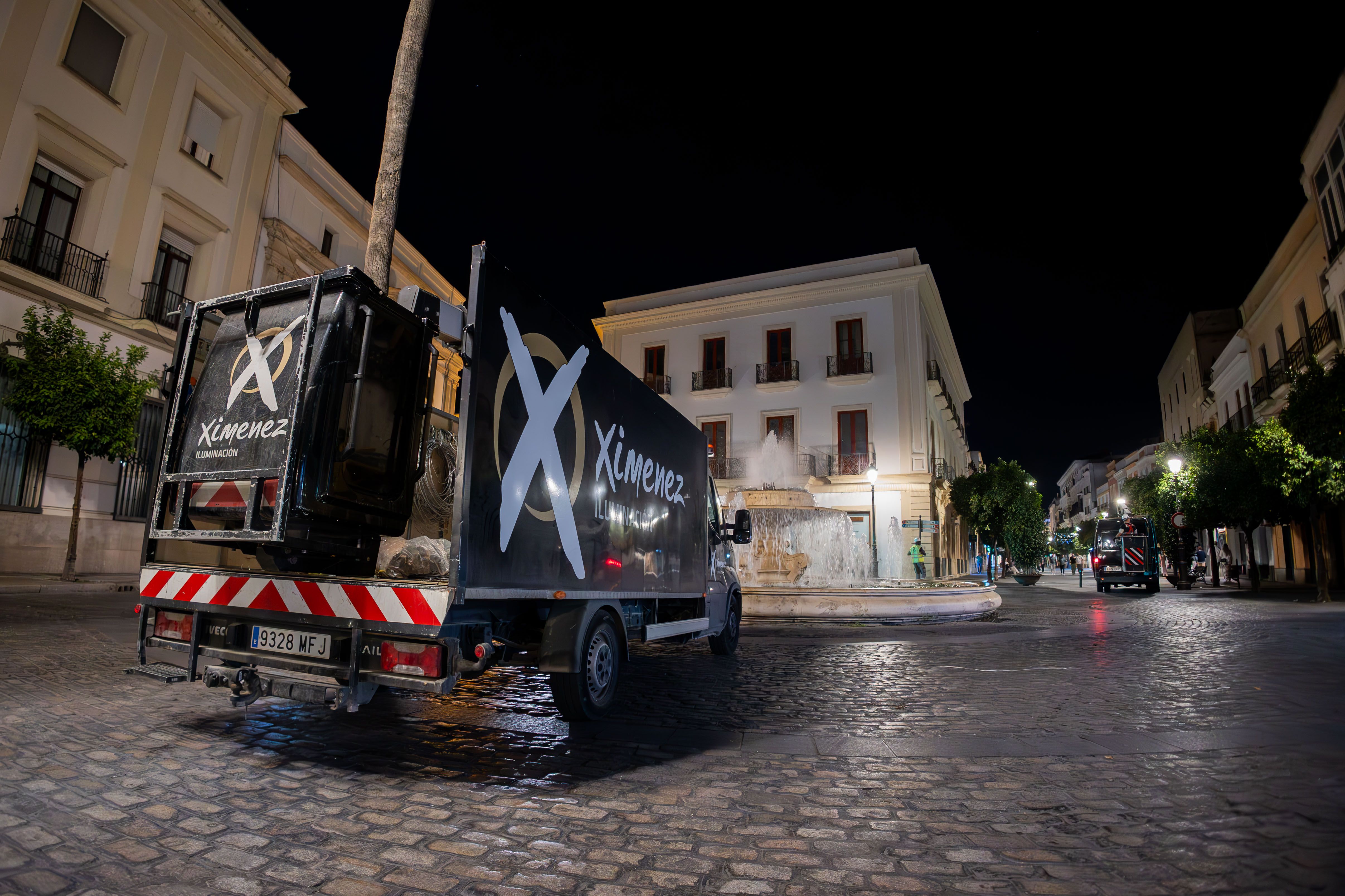 Esta pasada noche han comenzado los trabajos de instalación del alumbrado.