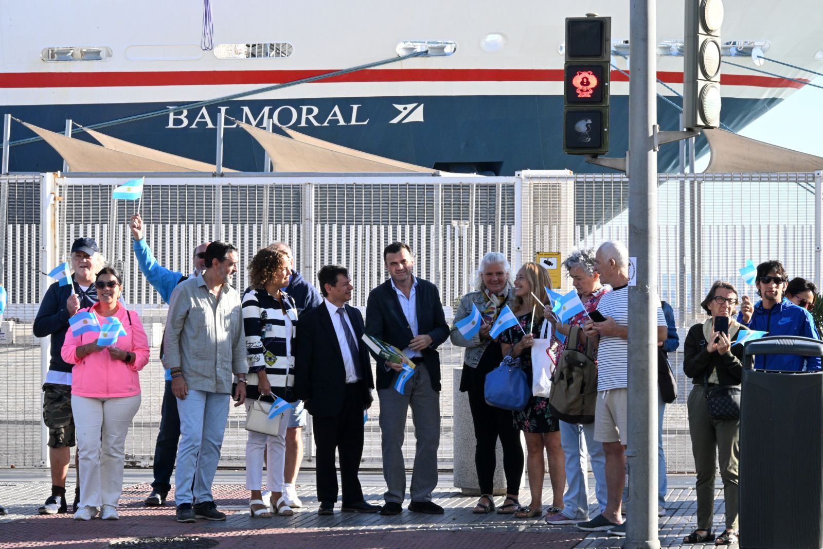 El alcalde de Cádiz y el resto de representantes políticos en la inauguración del semáforo.