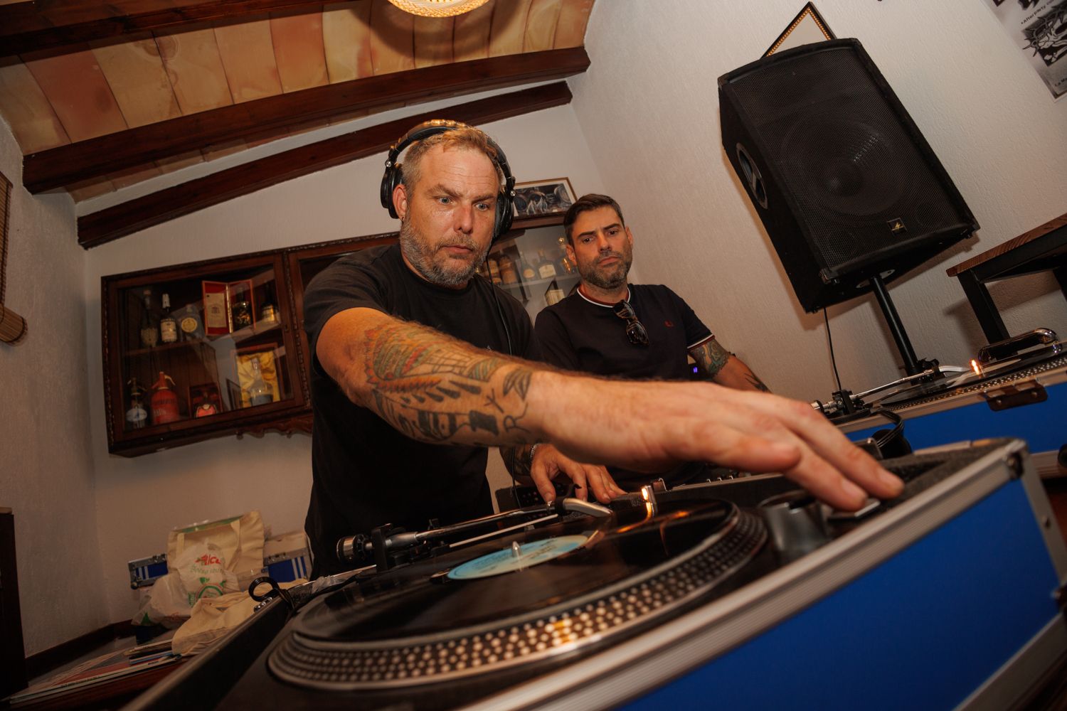 Álvaro Lacave en una pinchada de vinilos en La Gloria Taberna.