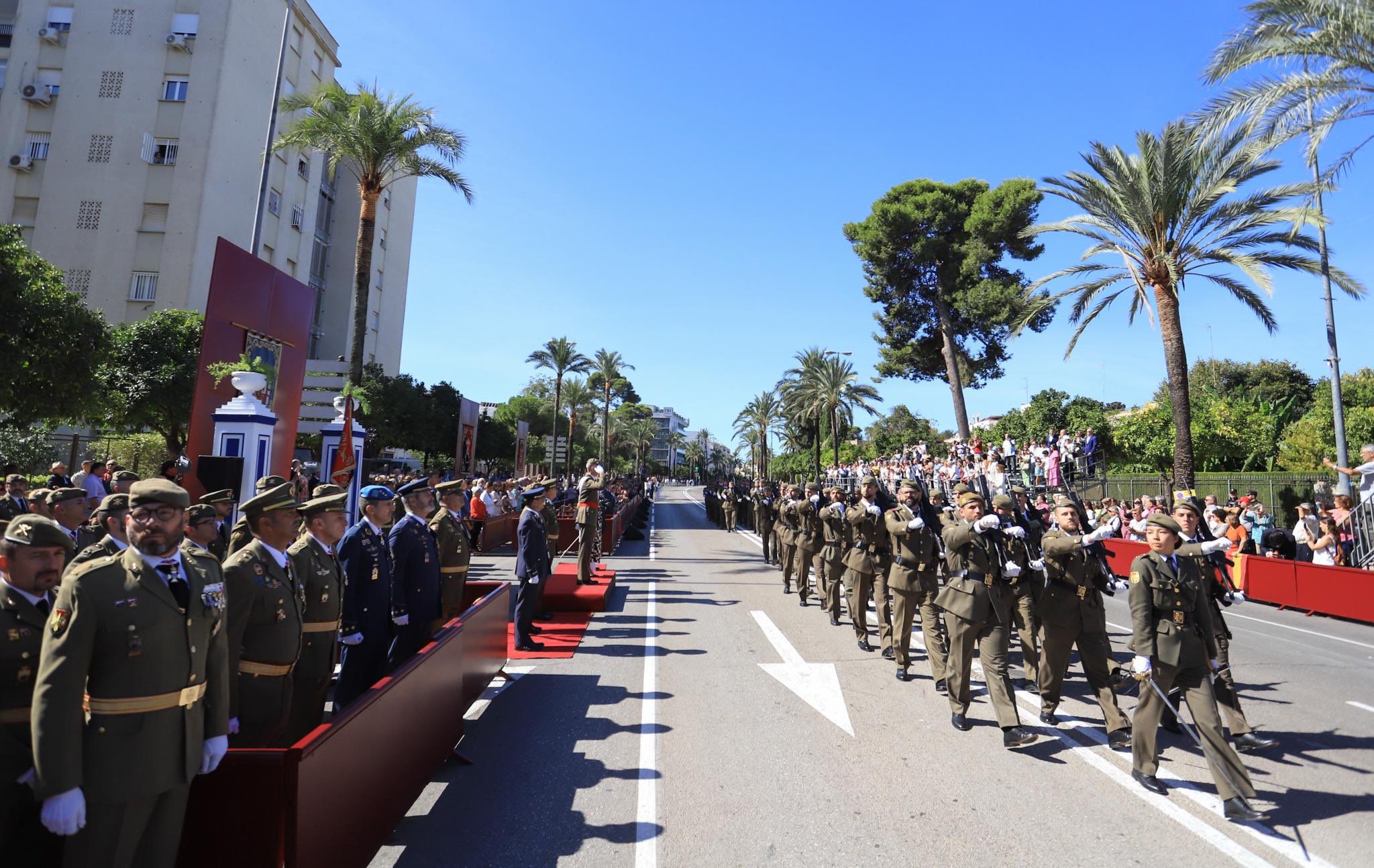 El desfile desde la Avenida Álvaro Domecq a la plaza del Caballo.