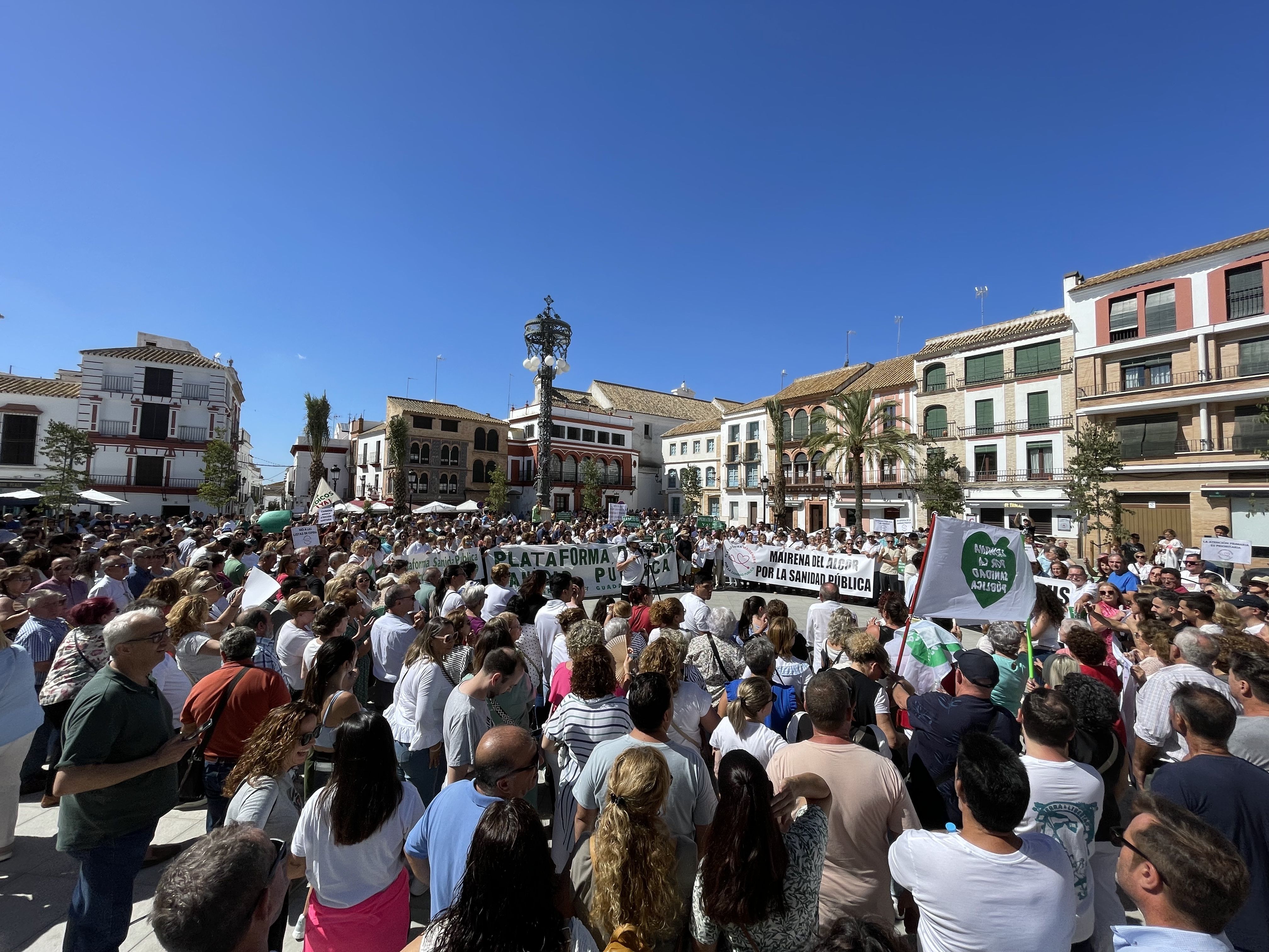 Un momento de la manifestación en Carmona por la sanidad pública, este domingo.