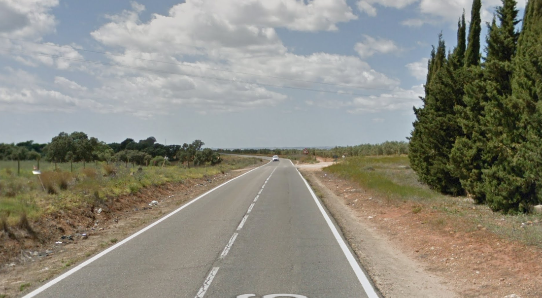 La carretera donde ha muerto una persona tras la colisión entre un ciclomotor y un coche de caballos.