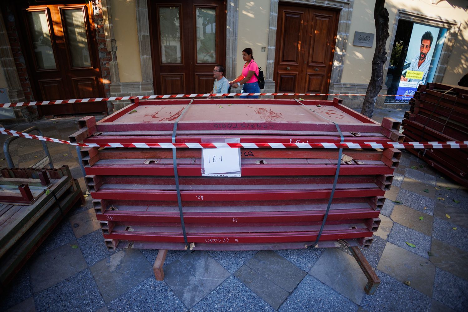 Estructuras de palcos apiladas en el centro urbano a falta de instalación.