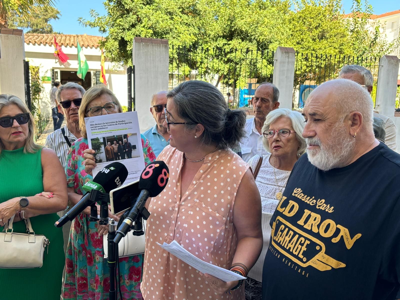 La delegada de Mayores en el centro durante el encuentro con usuarios del centro. 