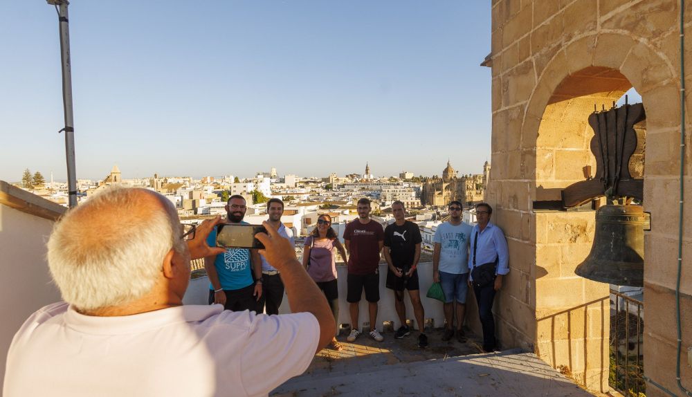 El sacristán tomando una foto de recuerdo a los visitantes. 