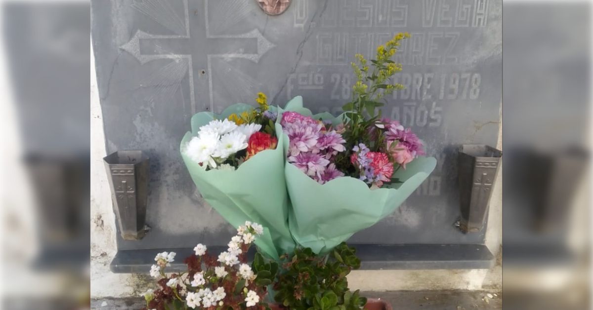 Flores naturales junto a la lápida de Jesús 'el Camarero'.