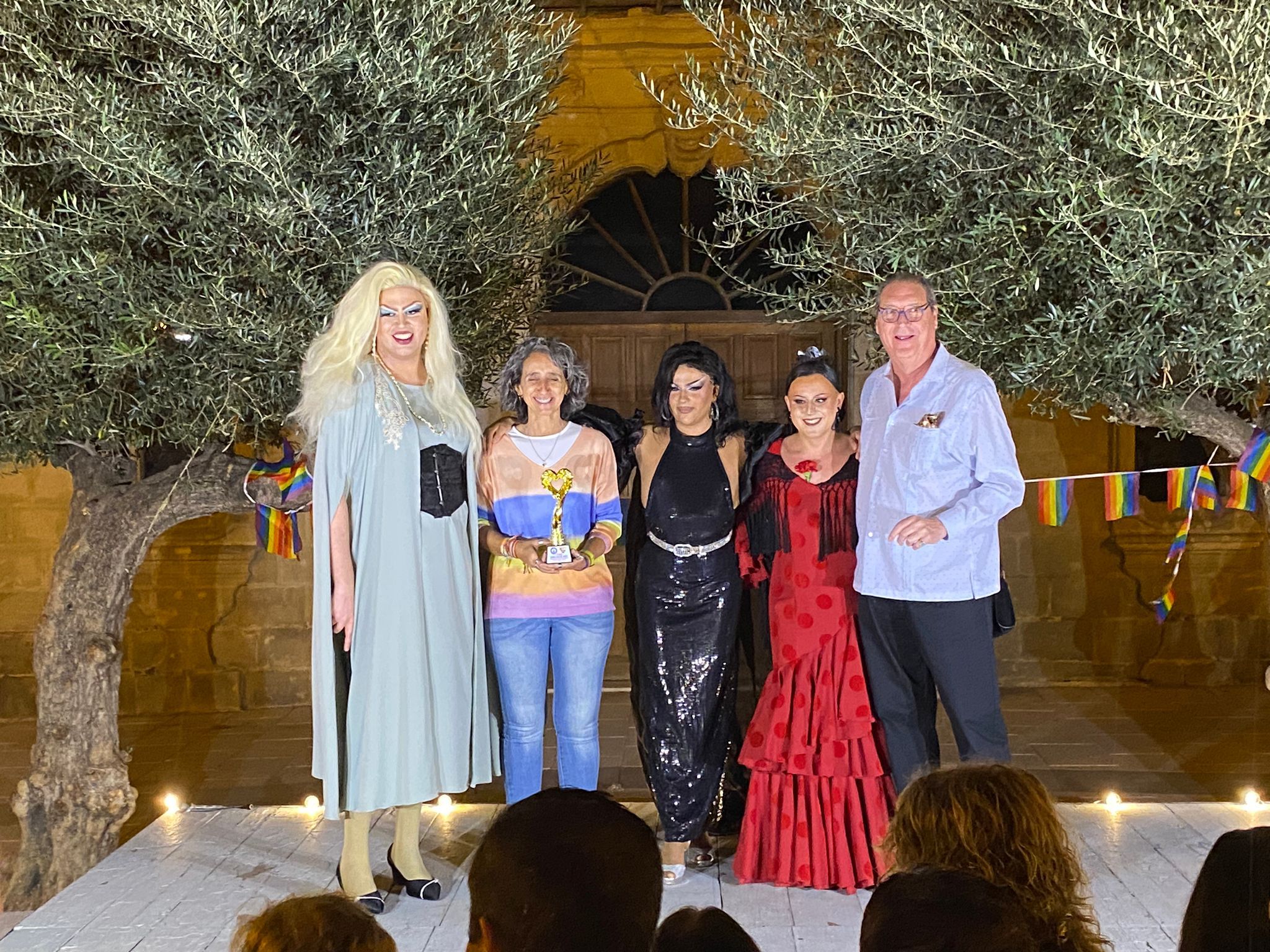 El presidente vecinal y la presidenta de JereLesGay recibiendo el premio Maria Cala de Jerez.