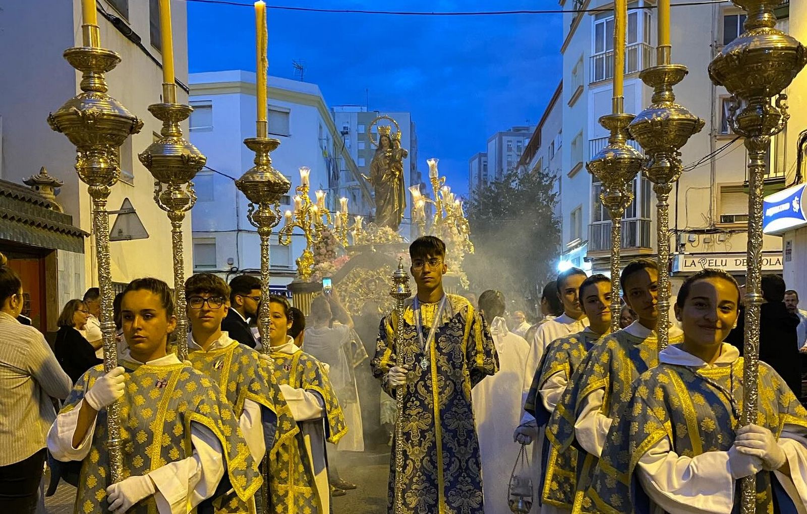 La imagen de María Auxiliadora de Cádiz, procesionando en una fotografía de archivo de la propia cofradía en redes sociales.