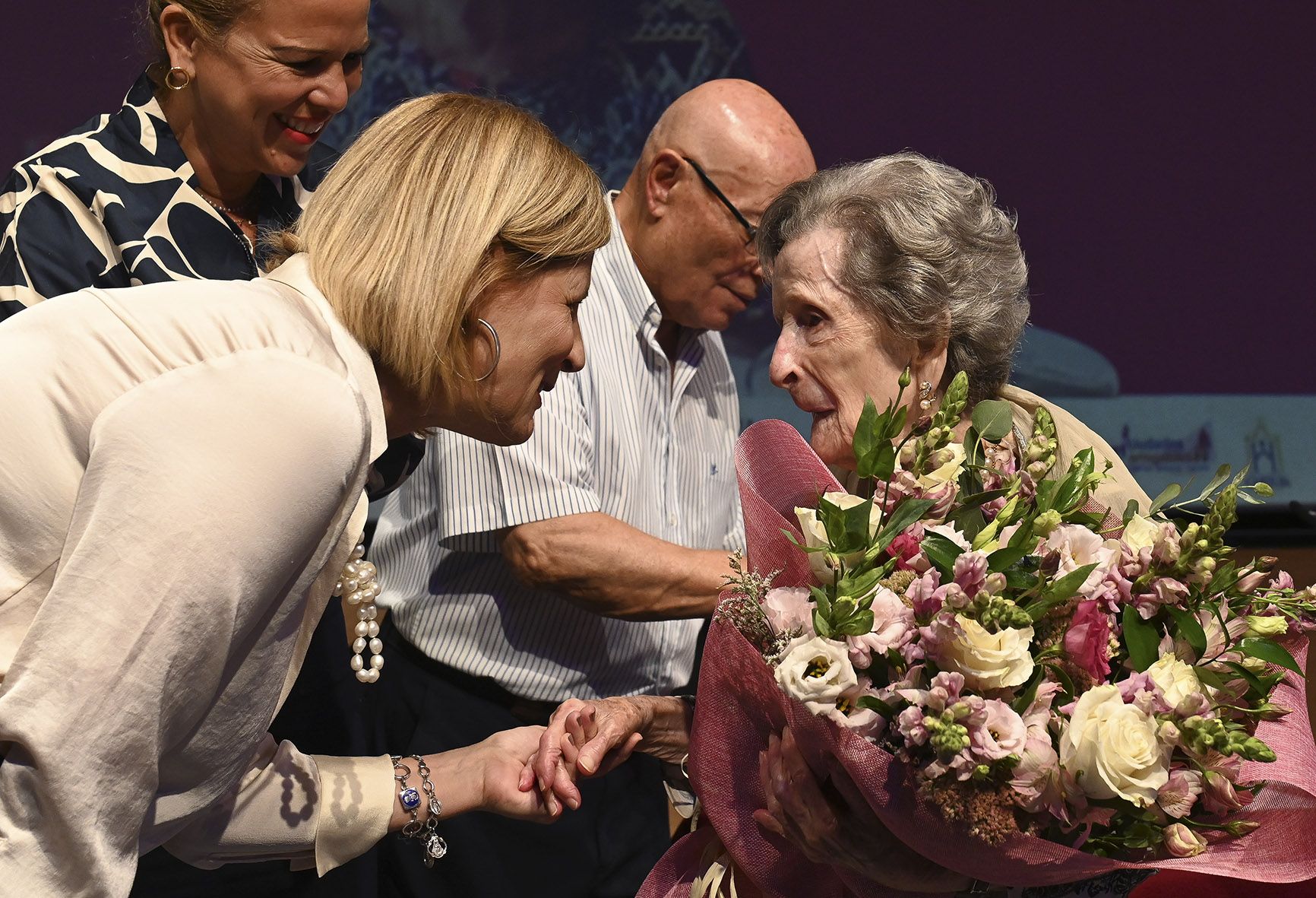 La alcaldesa de Jerez, María José García-Pelayo, este martes en el acto de 'Dejando huella' con Doña Encarnación Nieto Marín, de 103 años de edad.