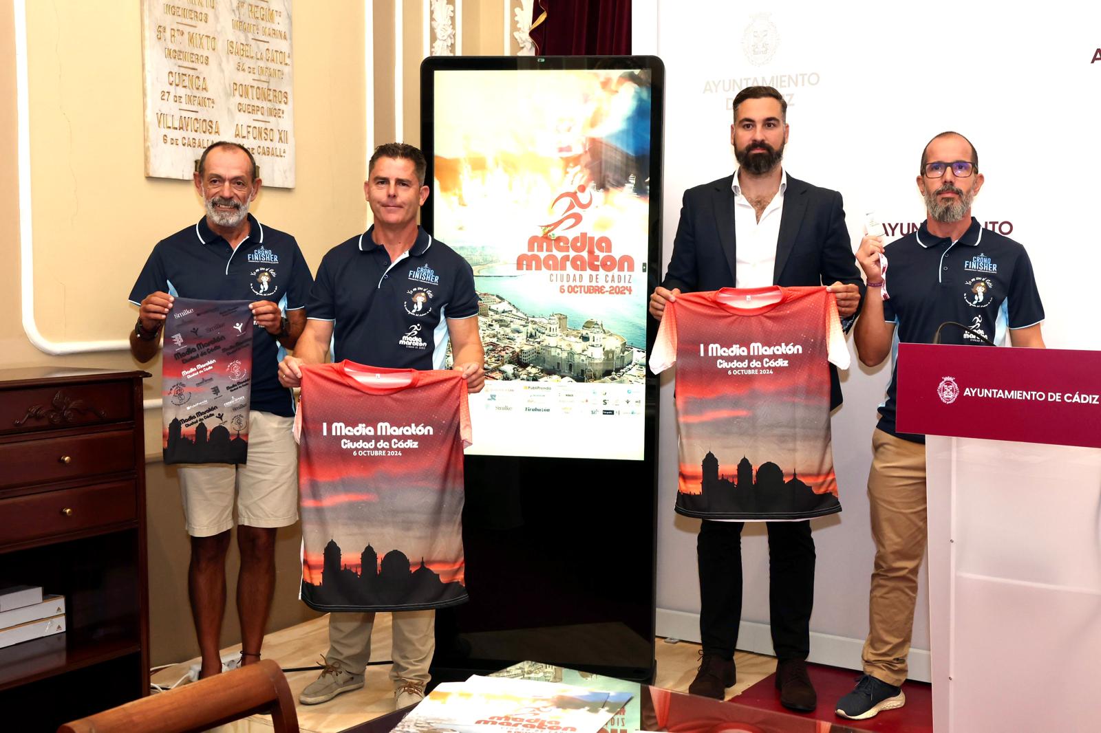 Presentación de la I Media Maratón 'Ciudad de Cádiz' este martes en el Ayuntamiento.