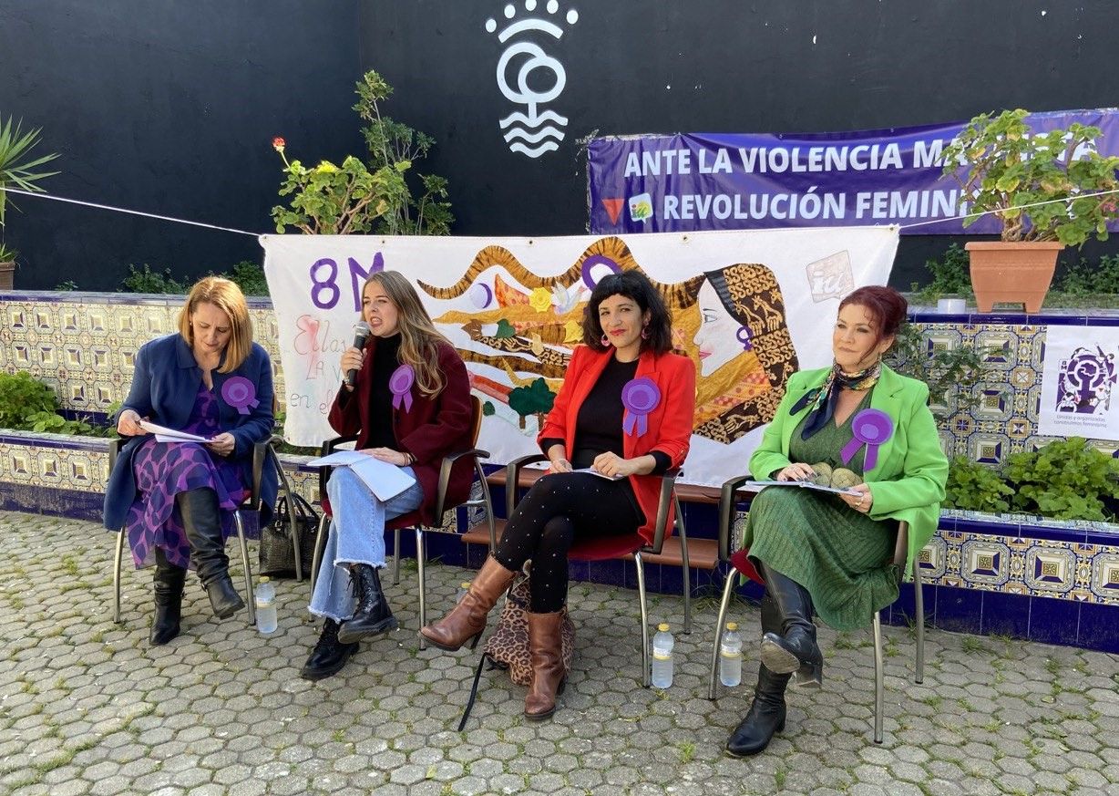 Alba Zambrano, en un acto de la Red Feminista de IU Cádiz, junto a cargos de IU. Las feministas denuncian a la Junta por no abrir los centros.