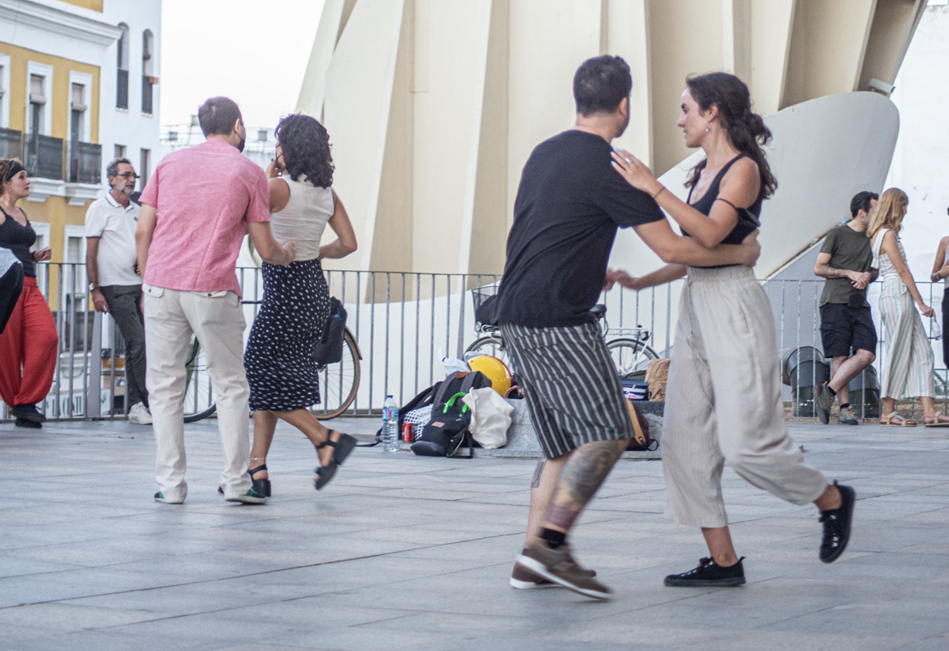 Varias personas bailando swing en las Setas de Sevilla.  SEVILLA SWING BAND