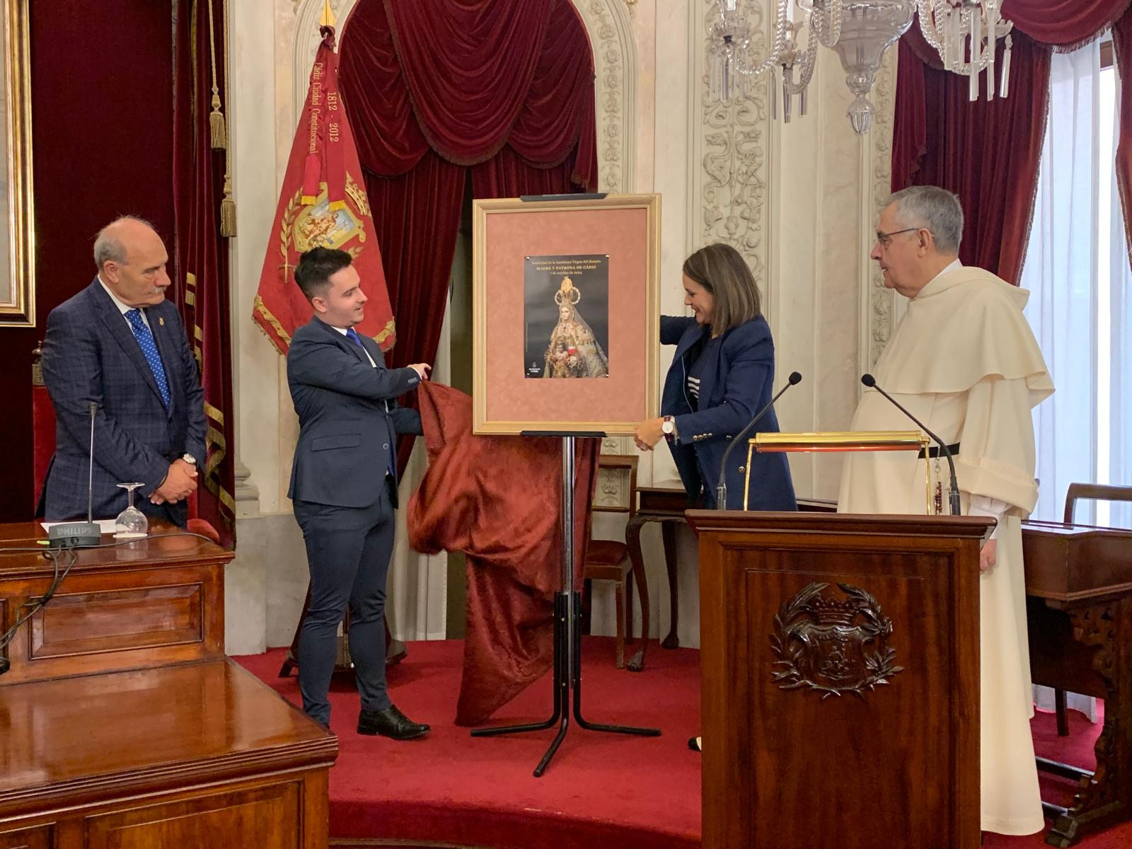 El autor y la delegada descubriendo el cartel. 