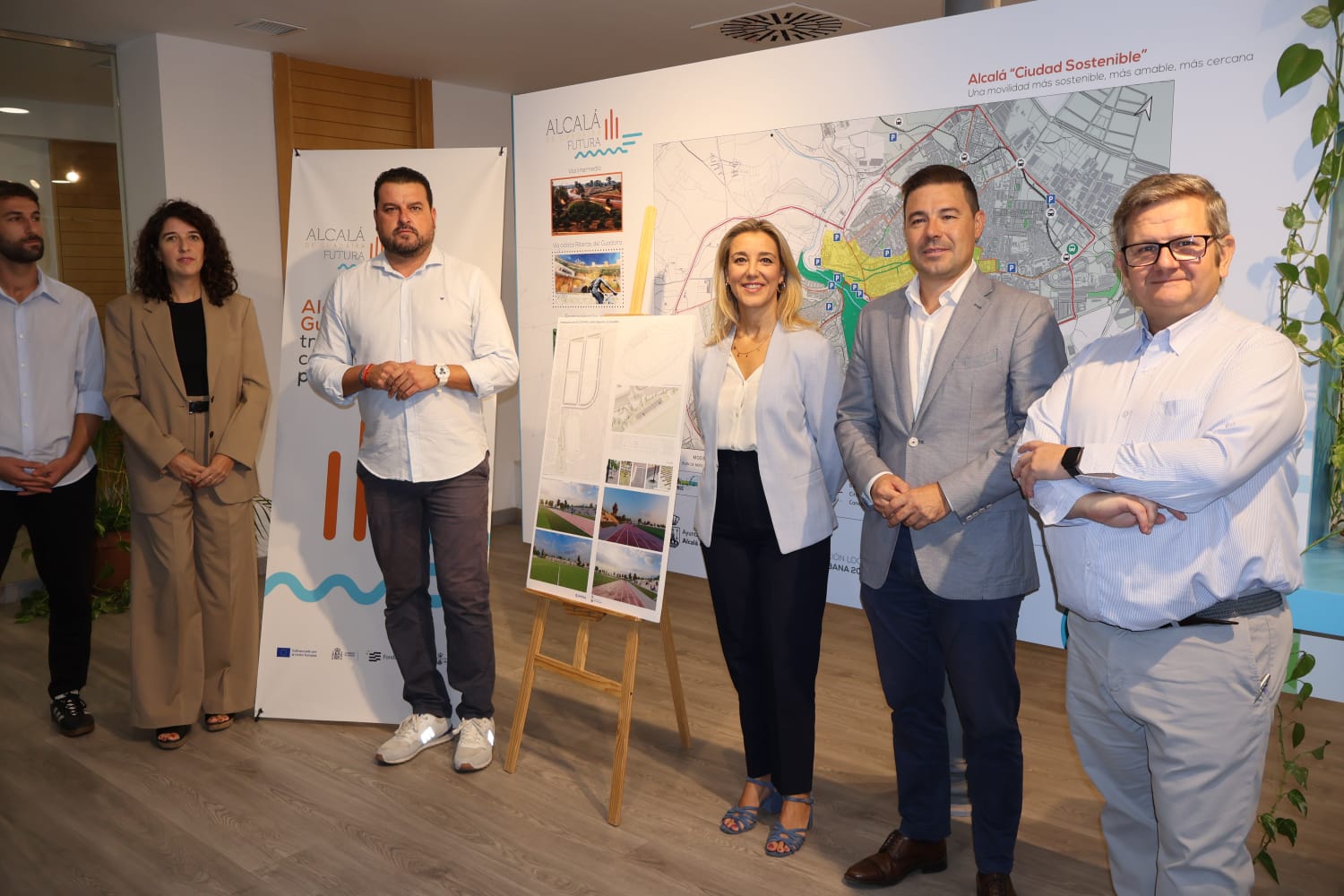 La alcaldesa y los delegados ante el proyecto del nuevo estadio municipal. 