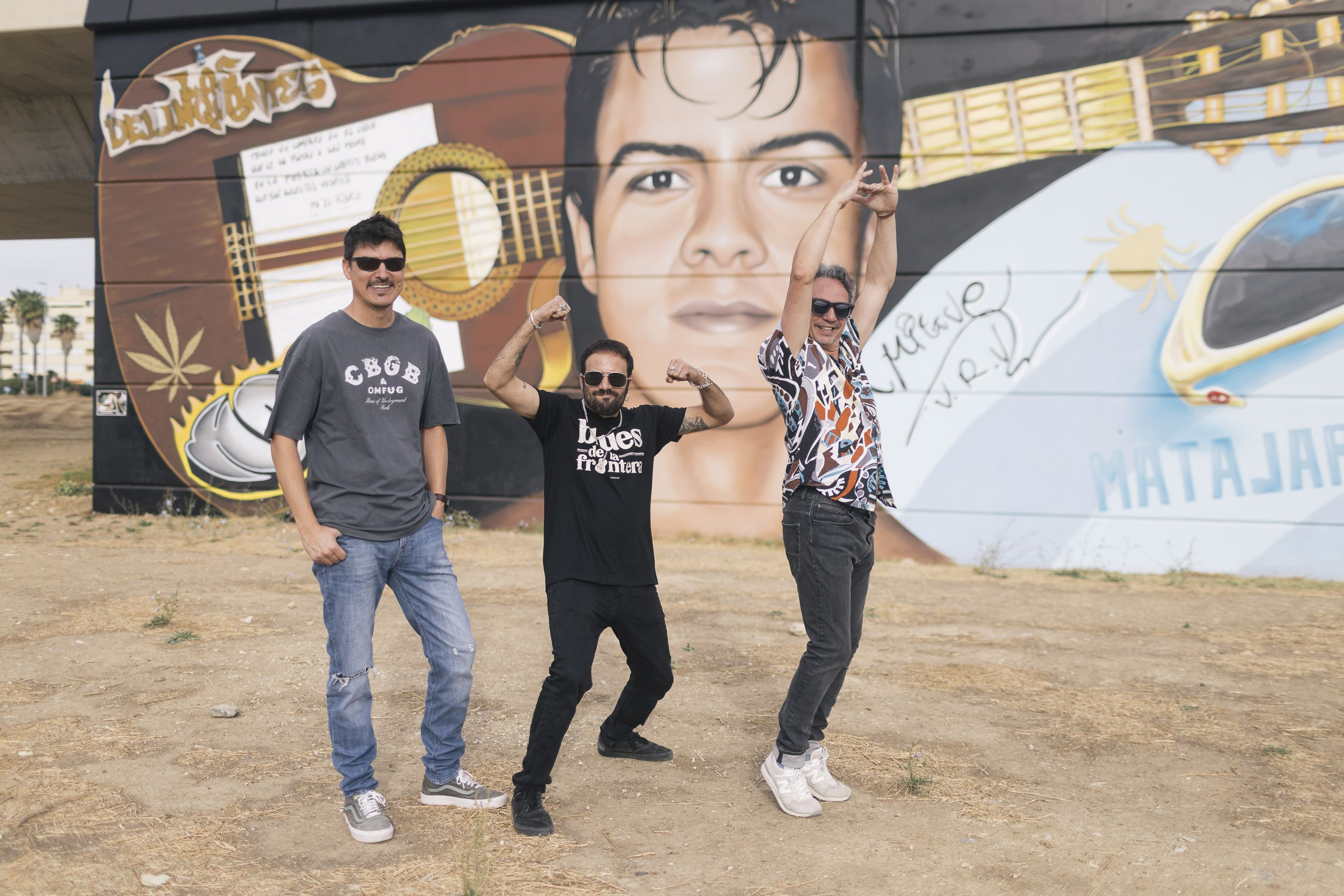 Manu Benítez, El Canijo de Jerez y El Ratón, de Los Delinqüentes, con el mural de Migue de fondo.