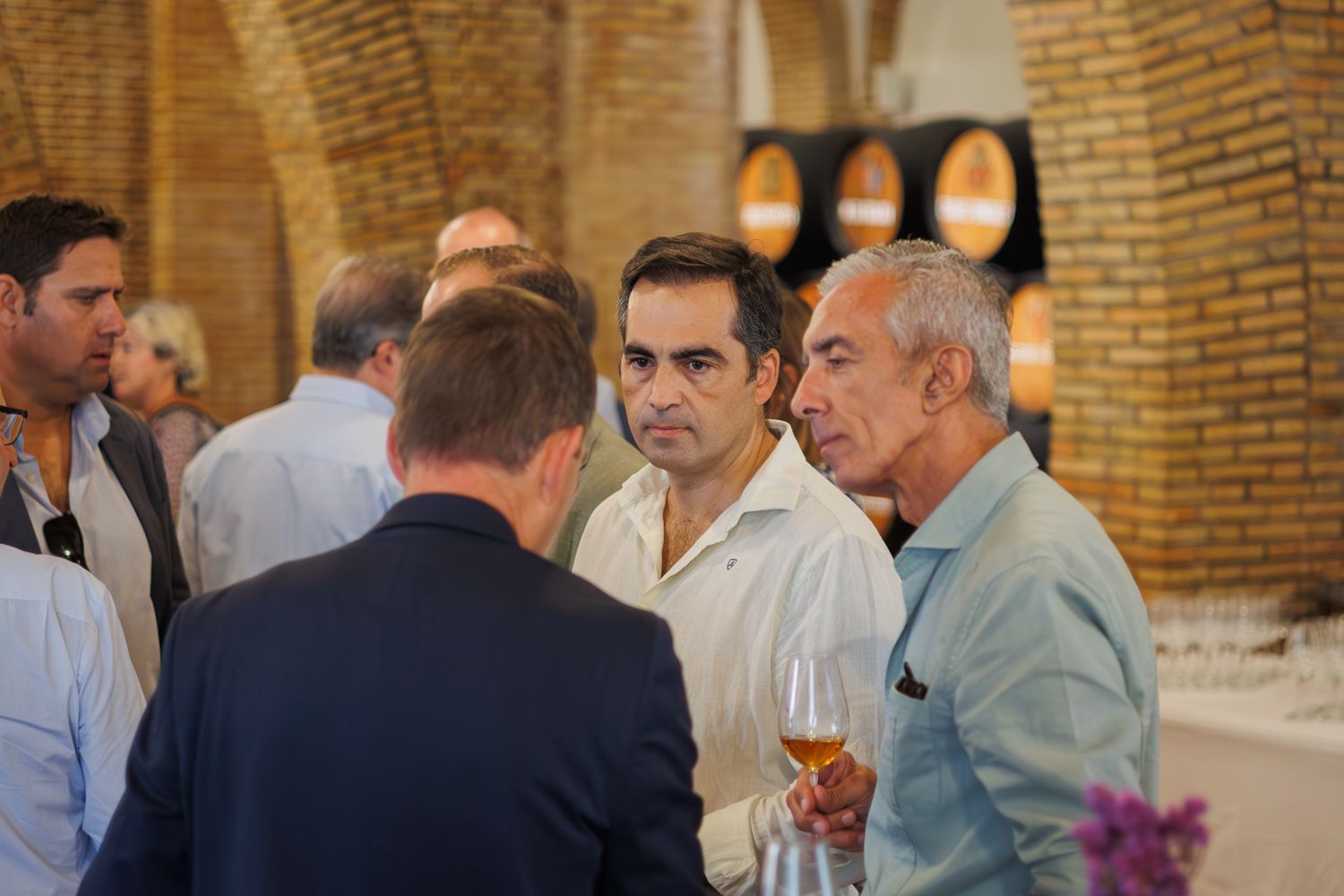 Elecciones en los consejos reguladores. Imagen de un corrillo en la bodega San Ginés de la Jara tras la constitución del pleno del Consejo del Vino.