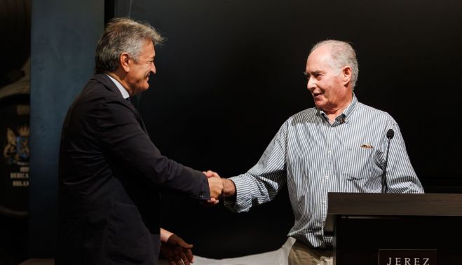 César Saldaña felicita a Antonio Palacios en su despedida del Consejo Regulador.