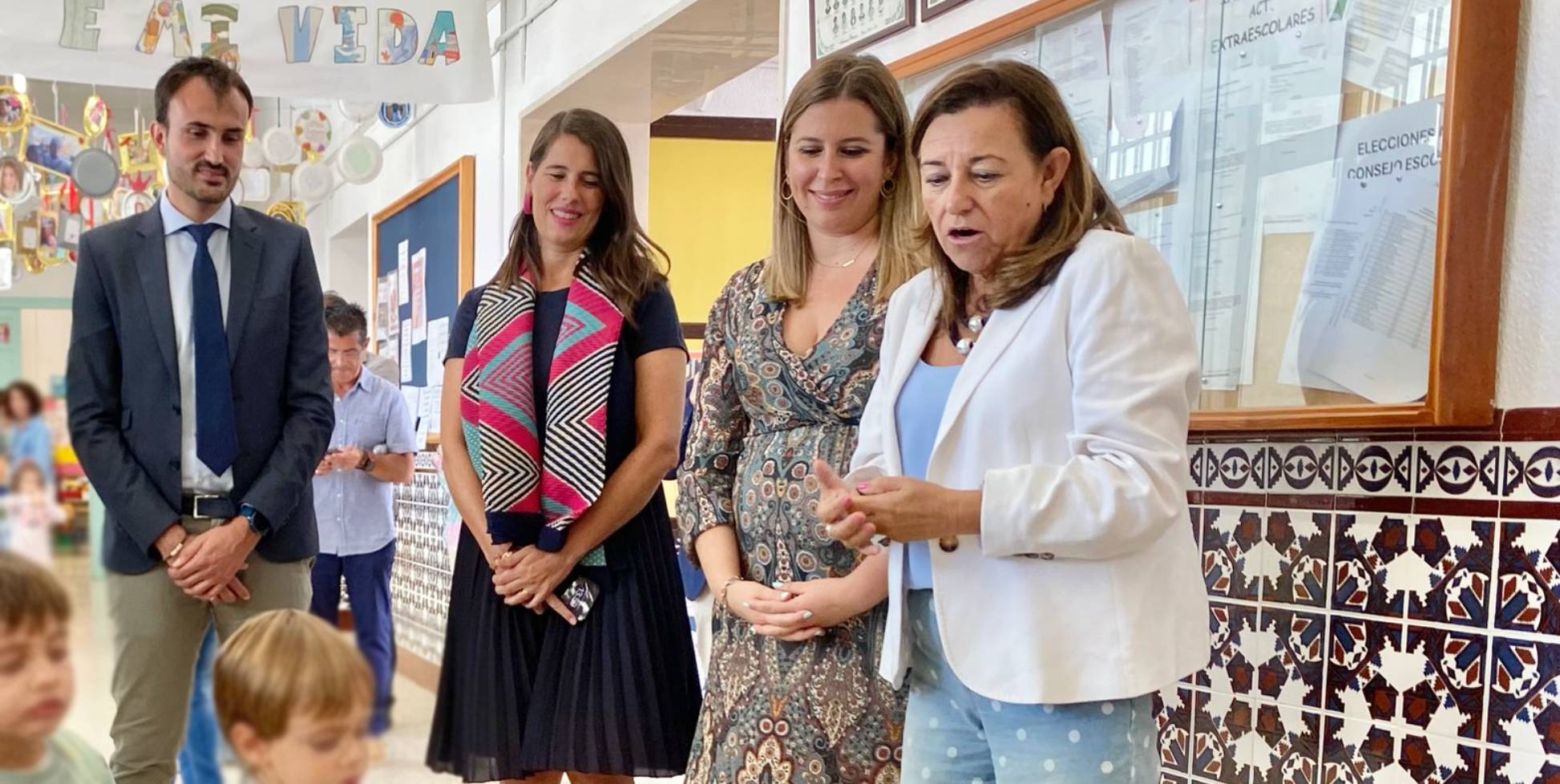 La consejera María del Carmen Castillo, a la derecha, en una visita reciente a un colegio.