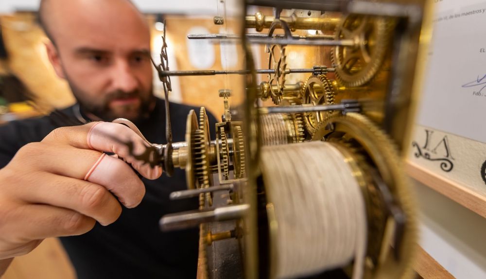 Jesús Moreno, con una de las herramientas que utiliza. 