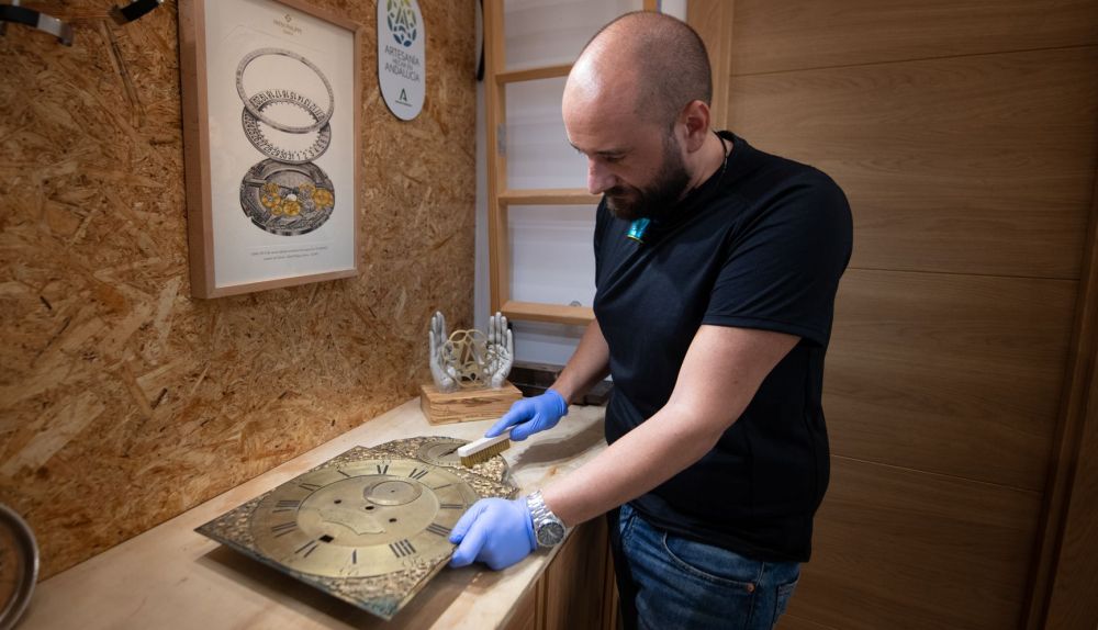 El artesano está restaurando el reloj de la sacristía de la Catedral de Cádiz.