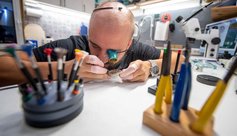 Jesús, trabajando en su taller de Cádiz.