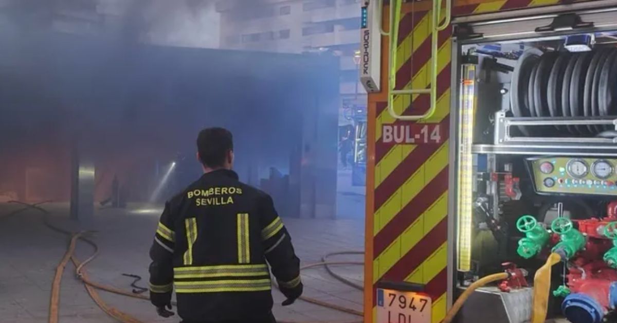 Imagen de archivo de una intervención de Bomberos Sevilla, que han tenido que extinguir un incendio cerca de Hospital de Valme.