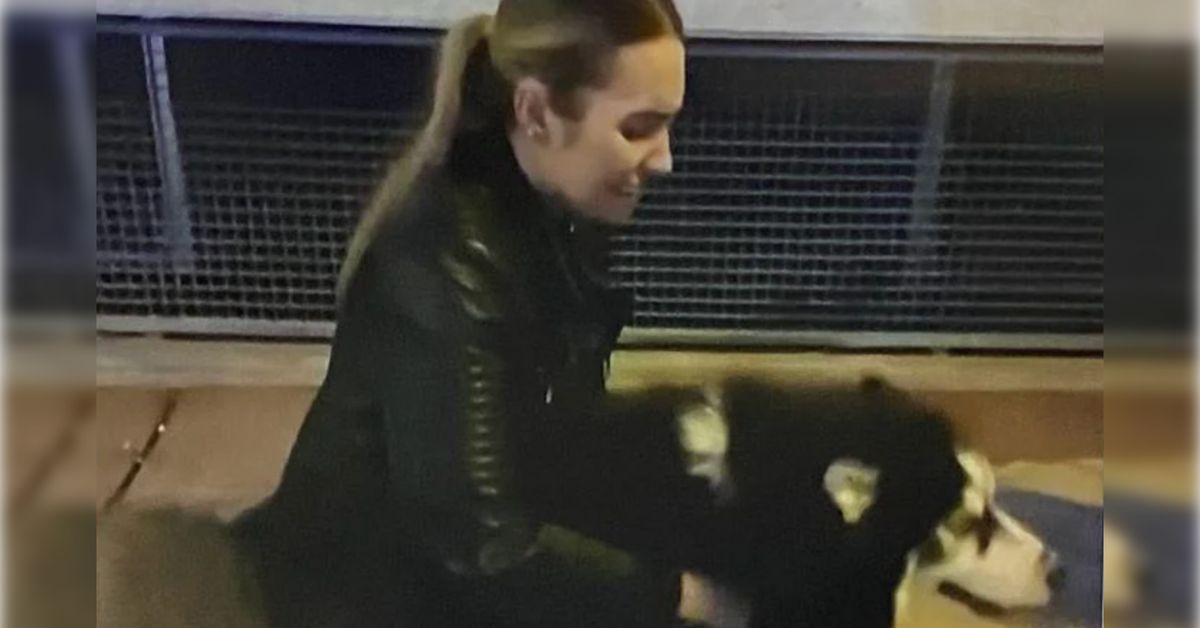 Marta, tras reencontrarse con su perro.   FOTO: Antena 3