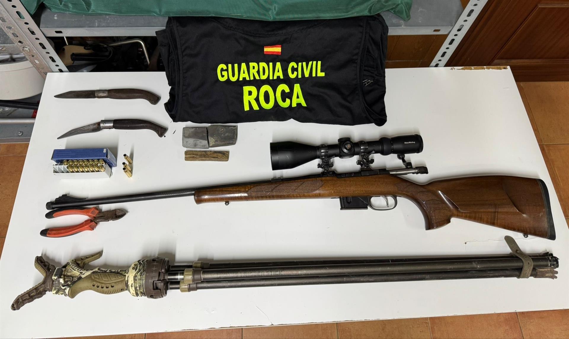 Armas y útiles interceptados por la Guardia Civil a estos autores de robos de ganado.