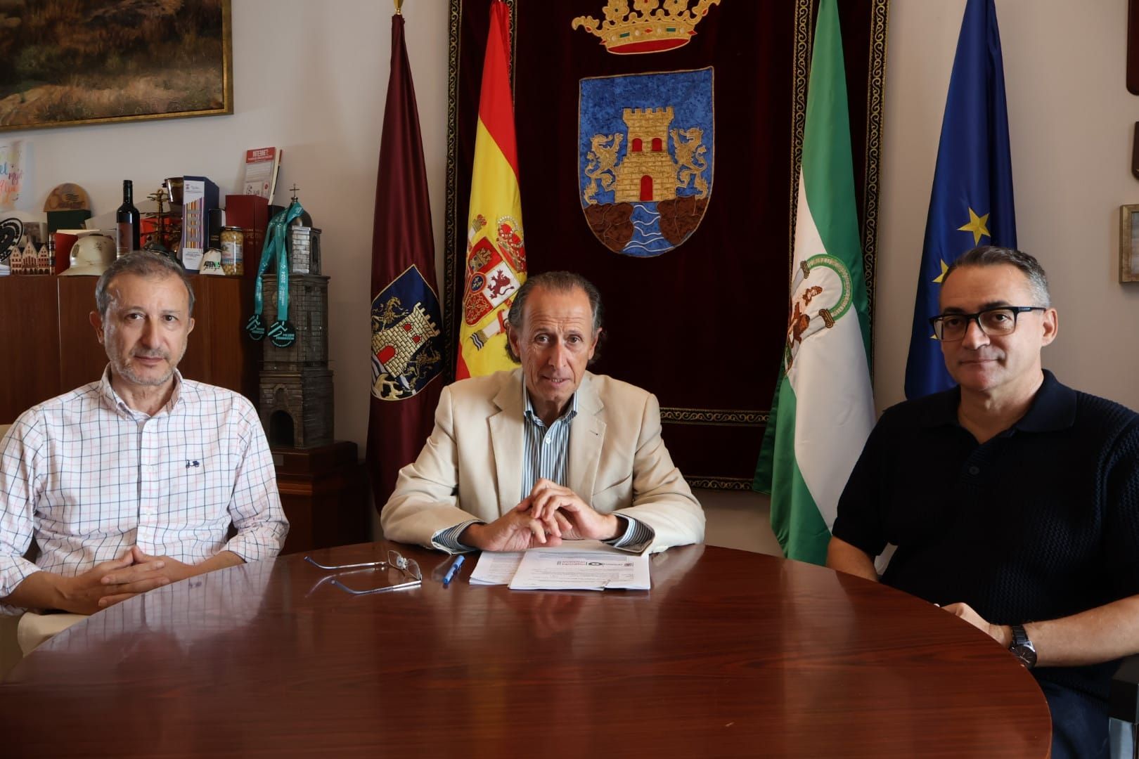 El alcalde explicando el programa de compra de solares para viviendas sociales.